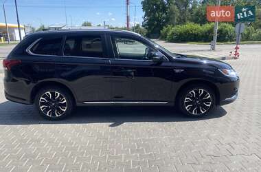 Внедорожник / Кроссовер Mitsubishi Outlander 2018 в 