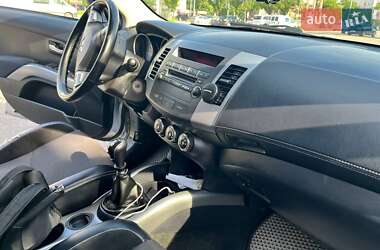 Внедорожник / Кроссовер Mitsubishi Outlander 2011 в 
