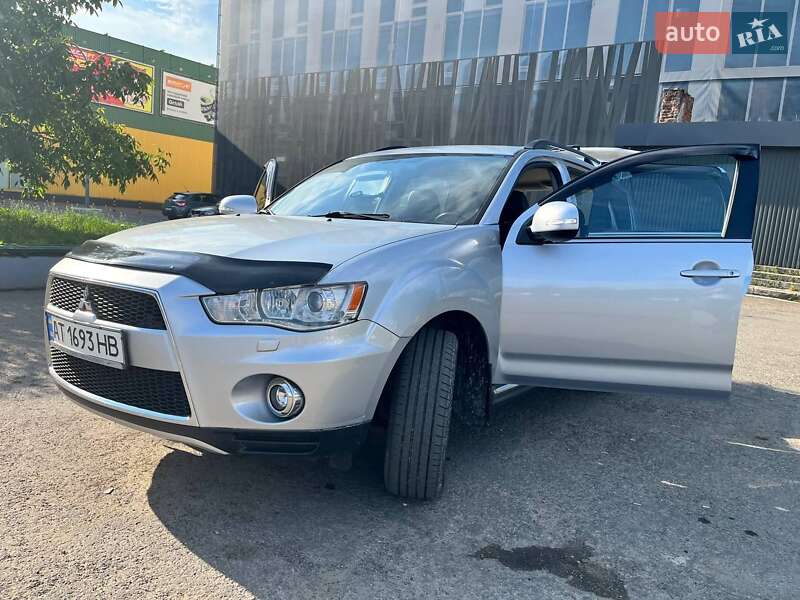 Внедорожник / Кроссовер Mitsubishi Outlander 2011 в 