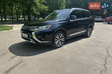 Внедорожник / Кроссовер Mitsubishi Outlander 2019 в 