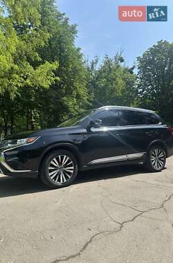 Внедорожник / Кроссовер Mitsubishi Outlander 2019 в 