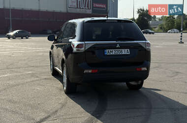 Позашляховик / Кросовер Mitsubishi Outlander 2014 в 