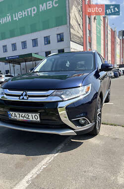 Внедорожник / Кроссовер Mitsubishi Outlander 2016 в Киеве