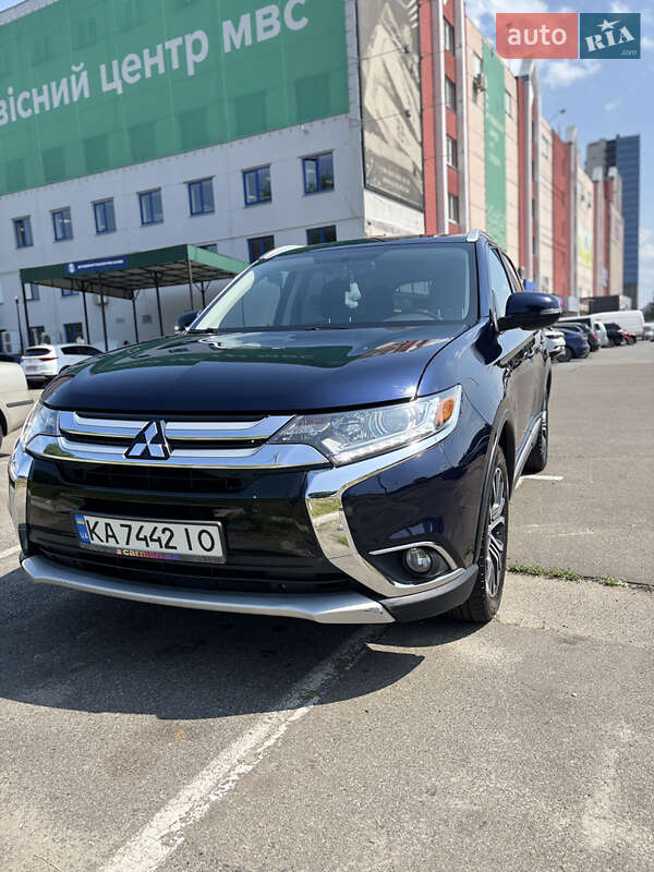 Внедорожник / Кроссовер Mitsubishi Outlander 2016 в 