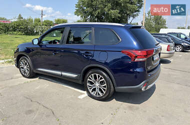 Внедорожник / Кроссовер Mitsubishi Outlander 2016 в 