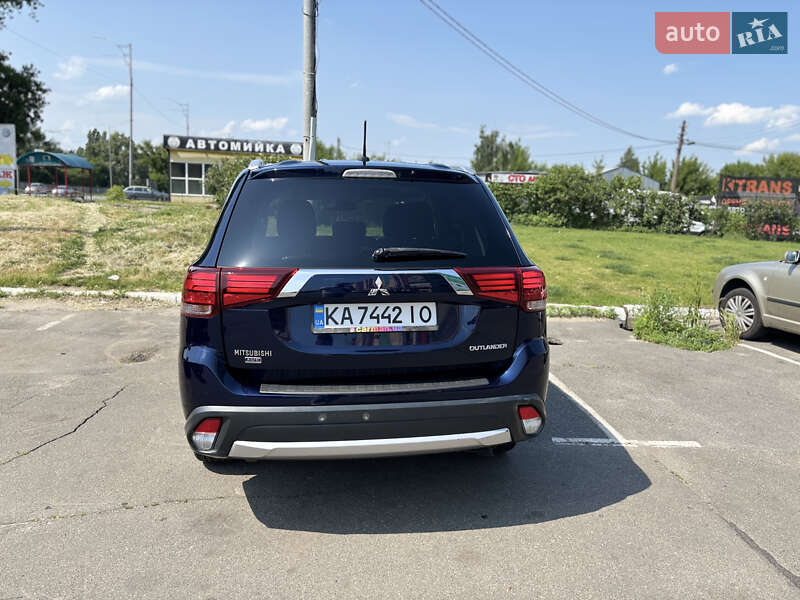 Внедорожник / Кроссовер Mitsubishi Outlander 2016 в Киеве