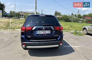 Внедорожник / Кроссовер Mitsubishi Outlander 2016 в 
