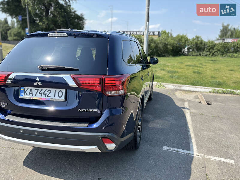 Внедорожник / Кроссовер Mitsubishi Outlander 2016 в Киеве