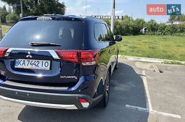 Внедорожник / Кроссовер Mitsubishi Outlander 2016 в 