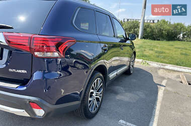 Внедорожник / Кроссовер Mitsubishi Outlander 2016 в 