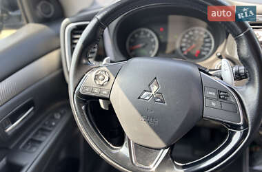 Внедорожник / Кроссовер Mitsubishi Outlander 2016 в 