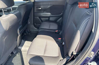 Внедорожник / Кроссовер Mitsubishi Outlander 2016 в 