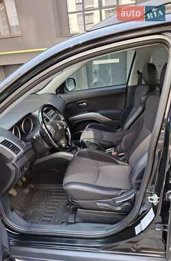 Внедорожник / Кроссовер Mitsubishi Outlander 2011 в 