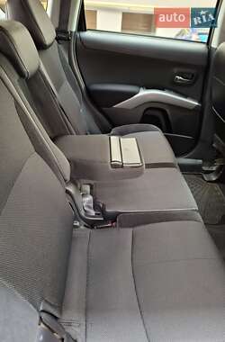 Внедорожник / Кроссовер Mitsubishi Outlander 2011 в 
