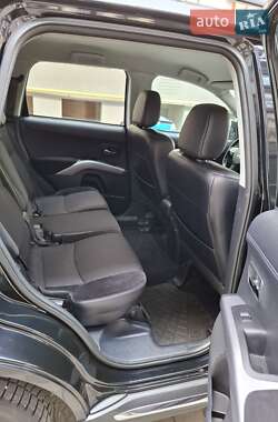 Внедорожник / Кроссовер Mitsubishi Outlander 2011 в 