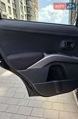 Внедорожник / Кроссовер Mitsubishi Outlander 2011 в 