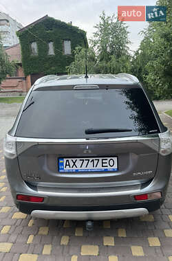 Внедорожник / Кроссовер Mitsubishi Outlander 2014 в 