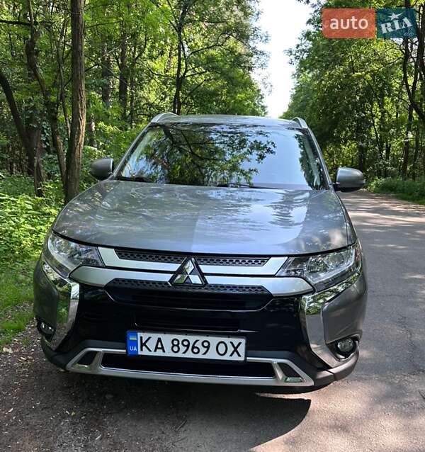 Позашляховик / Кросовер Mitsubishi Outlander 2019 в Києві