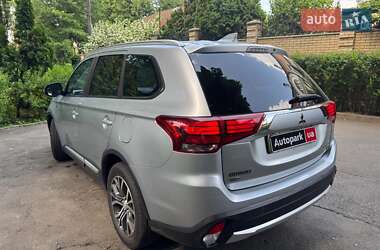 Внедорожник / Кроссовер Mitsubishi Outlander 2016 в 