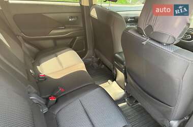 Внедорожник / Кроссовер Mitsubishi Outlander 2016 в 