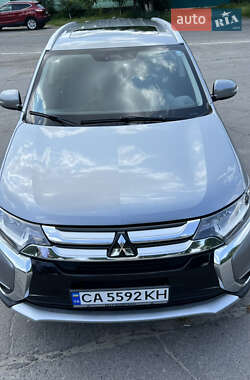 Внедорожник / Кроссовер Mitsubishi Outlander 2015 в 