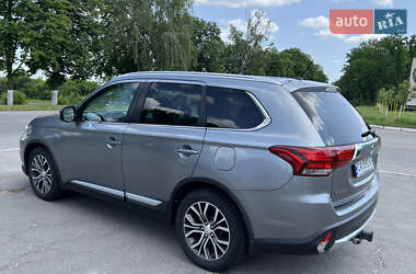 Внедорожник / Кроссовер Mitsubishi Outlander 2015 в 