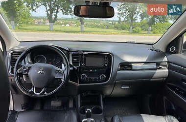 Внедорожник / Кроссовер Mitsubishi Outlander 2015 в 