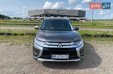 Внедорожник / Кроссовер Mitsubishi Outlander 2016 в 