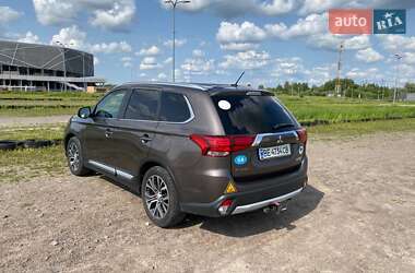 Внедорожник / Кроссовер Mitsubishi Outlander 2016 в 