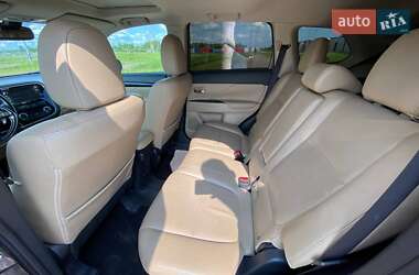 Внедорожник / Кроссовер Mitsubishi Outlander 2016 в 