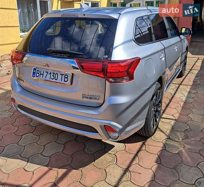 Внедорожник / Кроссовер Mitsubishi Outlander 2017 в Беляевке