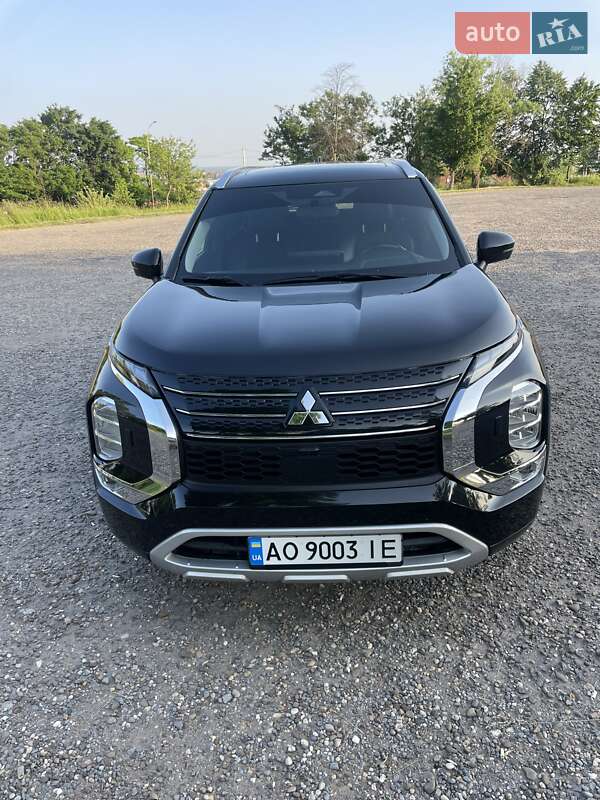 Внедорожник / Кроссовер Mitsubishi Outlander 2022 в Ужгороде