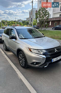 Внедорожник / Кроссовер Mitsubishi Outlander 2019 в Киеве