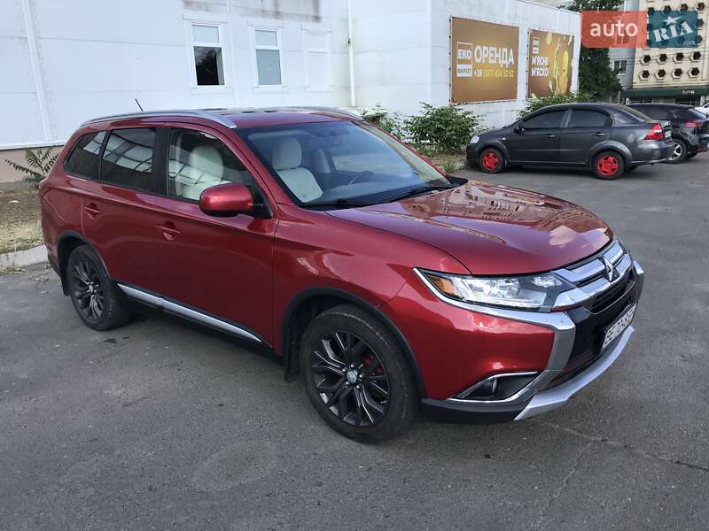 Внедорожник / Кроссовер Mitsubishi Outlander 2016 в 
