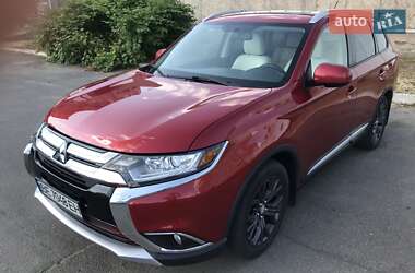 Внедорожник / Кроссовер Mitsubishi Outlander 2016 в 