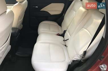 Внедорожник / Кроссовер Mitsubishi Outlander 2016 в 
