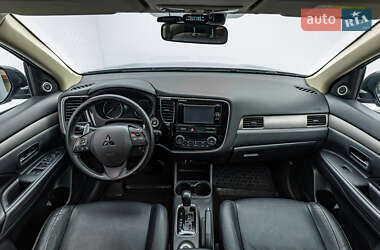Внедорожник / Кроссовер Mitsubishi Outlander 2013 в 