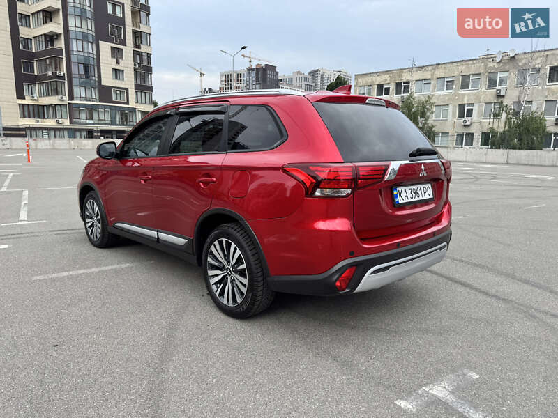Внедорожник / Кроссовер Mitsubishi Outlander 2023 в Киеве