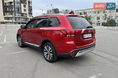 Внедорожник / Кроссовер Mitsubishi Outlander 2023 в 