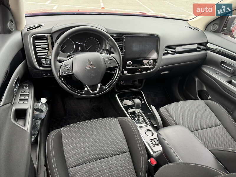 Внедорожник / Кроссовер Mitsubishi Outlander 2023 в Киеве