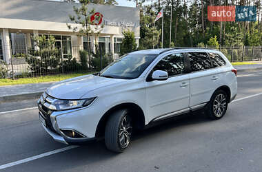 Внедорожник / Кроссовер Mitsubishi Outlander 2015 в 