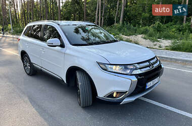 Внедорожник / Кроссовер Mitsubishi Outlander 2015 в 