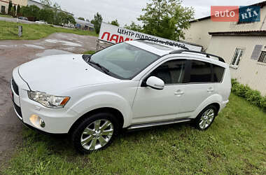 Внедорожник / Кроссовер Mitsubishi Outlander 2012 в 