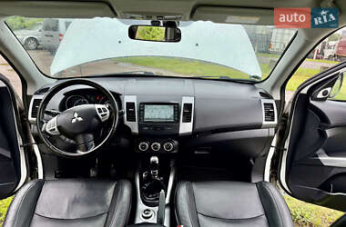 Внедорожник / Кроссовер Mitsubishi Outlander 2012 в 