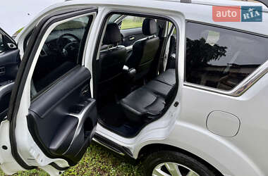 Внедорожник / Кроссовер Mitsubishi Outlander 2012 в 