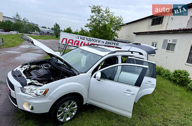 Внедорожник / Кроссовер Mitsubishi Outlander 2012 в 