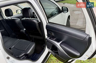 Внедорожник / Кроссовер Mitsubishi Outlander 2012 в 