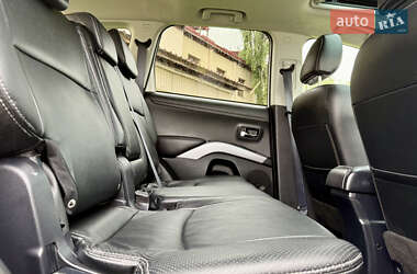 Внедорожник / Кроссовер Mitsubishi Outlander 2012 в 