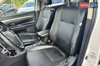 Внедорожник / Кроссовер Mitsubishi Outlander 2013 в 