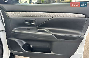 Внедорожник / Кроссовер Mitsubishi Outlander 2013 в 